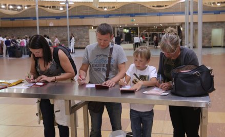 Wypełnianie papierowych kart przylotu i odlotu odchodzi do lamusa