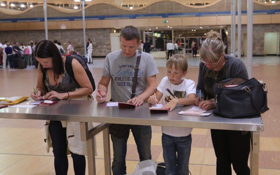 Wypełnianie papierowych kart przylotu i odlotu odchodzi do lamusa