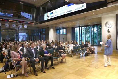 W czwartkowy wieczór sala notowań pękała w szwach. 99 proc. to kobiety polskiego rynku kapitałowego.