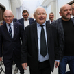 Jarosław Kaczyński (w środku) powiedział, że kandydat PiS „musi być młody, wysoki, okazały, przystoj