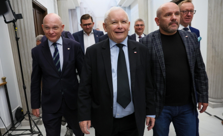 Jarosław Kaczyński (w środku) powiedział, że kandydat PiS „musi być młody, wysoki, okazały, przystoj