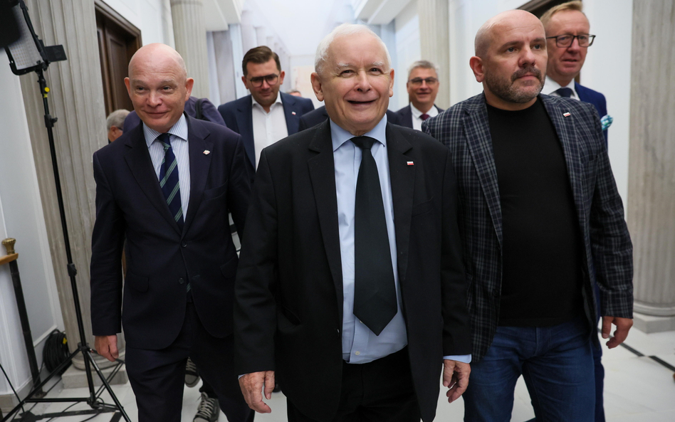 Jarosław Kaczyński (w środku) powiedział, że kandydat PiS „musi być młody, wysoki, okazały, przystoj