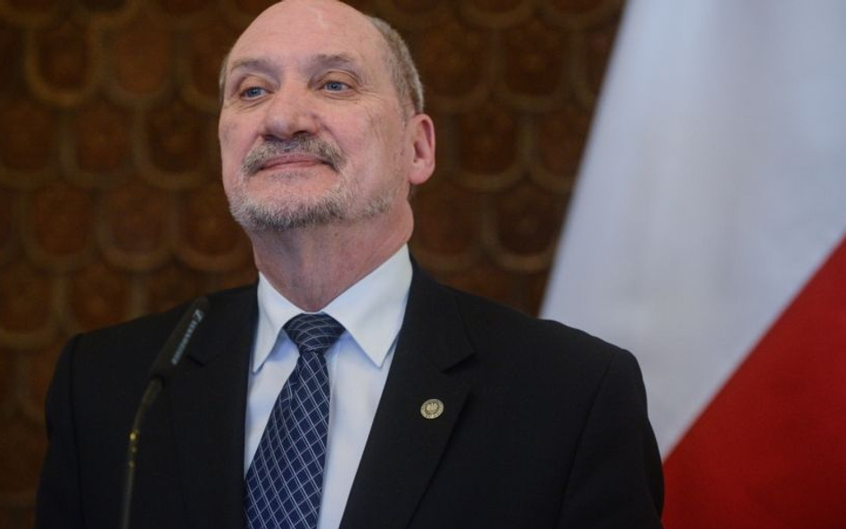 Macierewicz: śmigłowce do końca roku, jeśli będzie kontrakt