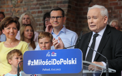 Wicepremier, prezes PiS Jarosław Kaczyński (P), premier Mateusz Morawiecki (2P) i minister rodziny i