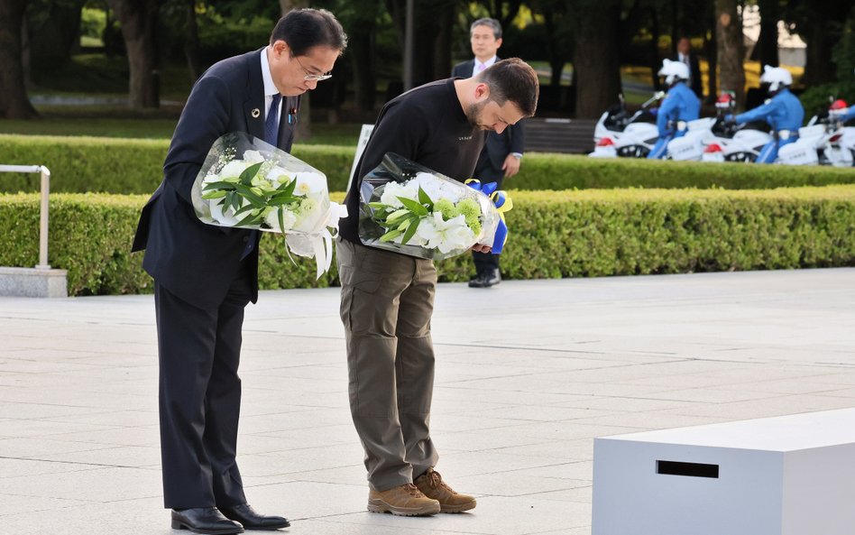 Premier Japonii Fumio Kishida i prezydent Ukrainy Wołodymyr Zełenski złożyli wieńce pod symbolicznym