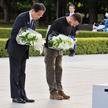 Premier Japonii Fumio Kishida i prezydent Ukrainy Wołodymyr Zełenski złożyli wieńce pod symbolicznym
