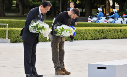 Premier Japonii Fumio Kishida i prezydent Ukrainy Wołodymyr Zełenski złożyli wieńce pod symbolicznym