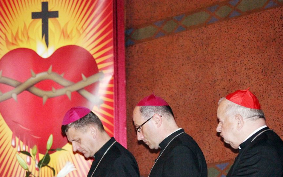 Bp Roman Pindel, prymas Wojciech Polak i arb Stanisław Dziwisz