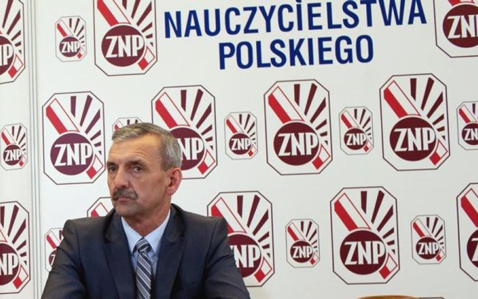 Sławomir Broniarz, szef ZNP, grozi rządowi strajkiem, ale sam nie stosuje zapisów Karty nauczyciela