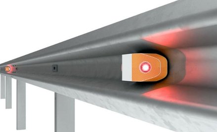 Tak wygląda PlugSmart Pro - moduł, który można zamontować na istniejących barierach drogowych. Łączy