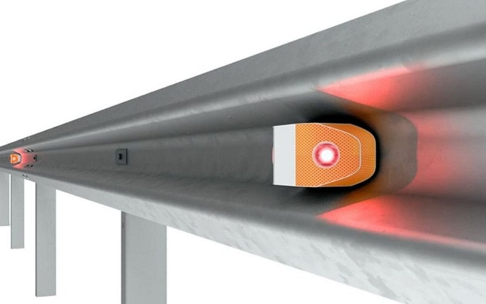 Tak wygląda PlugSmart Pro - moduł, który można zamontować na istniejących barierach drogowych. Łączy