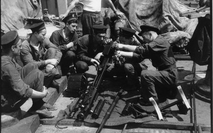 Szkolenie marynarzy z rozkładania i czyszczenia 20 mm armaty automatycznej Oerlikon na pokładzie ORP