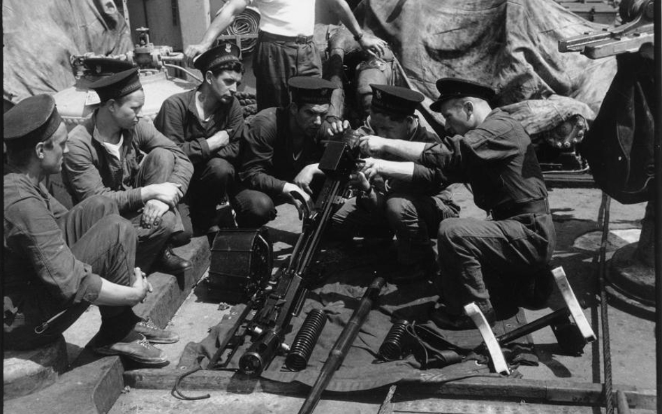Szkolenie marynarzy z rozkładania i czyszczenia 20 mm armaty automatycznej Oerlikon na pokładzie ORP