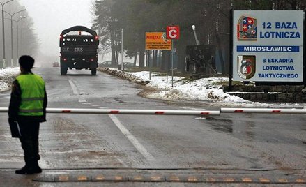 1 stycznia zlikwidowano 12. Bazę Lotniczą w Mirosławcu (Zachodniopomorskie, na zdjęciu w 2008 r.). Z
