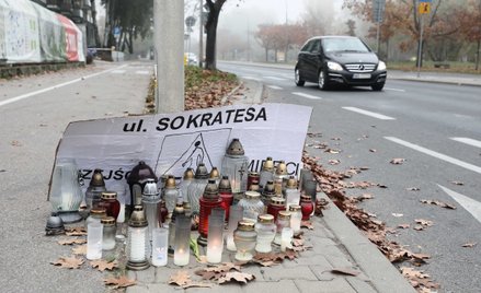 Znicze w miejscu wypadku przy ul. Sokratesa w Warszawie