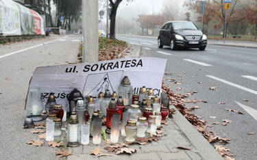 Znicze w miejscu wypadku przy ul. Sokratesa w Warszawie