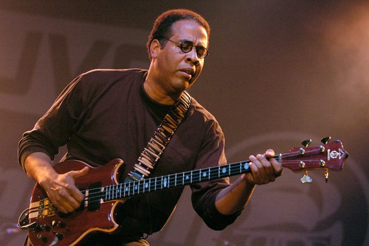 Gitarzysta Stanley Clarke gwarantuje dobrą zabawę