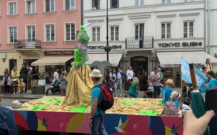 Paradze przyglądali się przechodnie