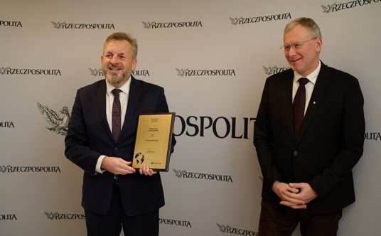 Sylwester Puczen, head of communication w Grupie Elemental odbiera nagrodę w kategorii Firma.