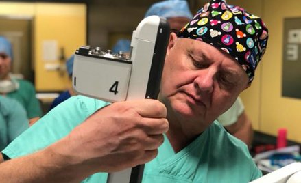 Prof. dr hab. n. med. Wojciech Golusiński jest specjalistą otolaryngologii oraz otorynolaryngologii 