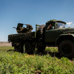 Soldati ucraini trasportano un cannone antiaereo ZU-23-2, Oblast di Donetsk, giugno 2024.