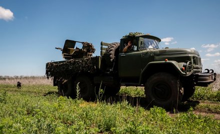 Ukraińscy żołnierze z armatą przeciwlotnicza ZU-23-2, obwód doniecki, czerwiec 2024 r.