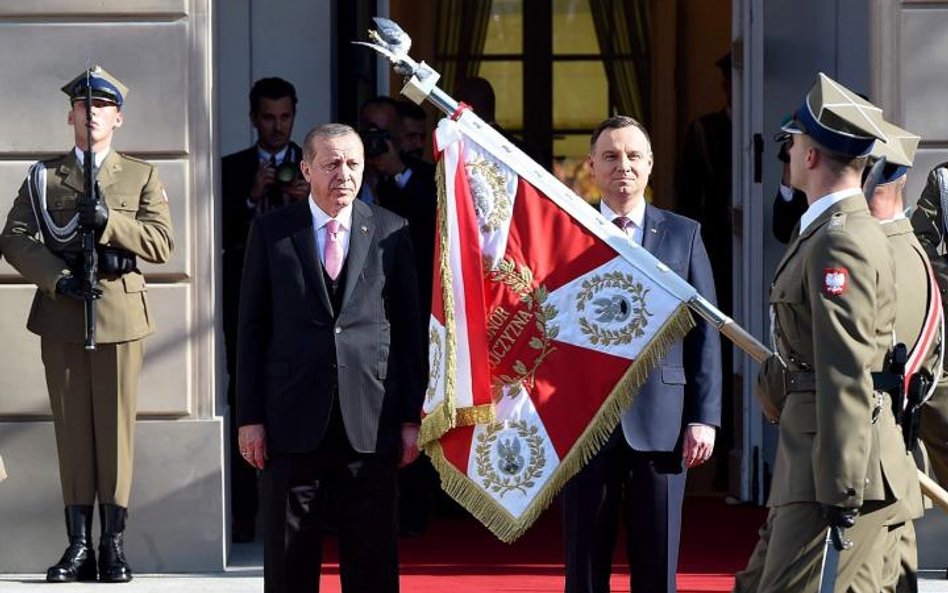 Recep Erdogan i Andrzej Duda przed Pałacem Prezydenckim. Potem wygłaszali wzajemne podziękowania za 