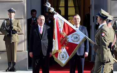 Recep Erdogan i Andrzej Duda przed Pałacem Prezydenckim. Potem wygłaszali wzajemne podziękowania za 