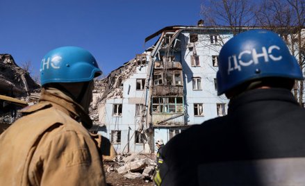 Ruiny bloku trafionego rosyjską rakietą w Zaporożu