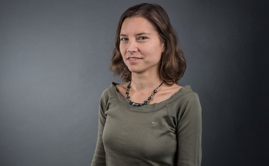 dr hab. Karolina Hansen, profesorka w Centrum Badań nad Uprzedzeniami na Wydziale Psychologii UW. Je