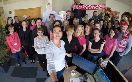 Z zespołem Neckermanna w nowej siedzibie przy Alejach Jerozolimskich