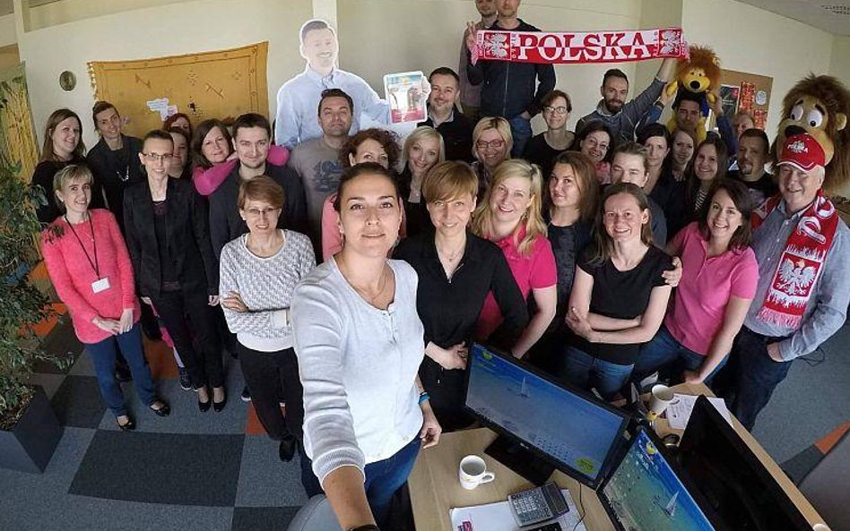 Z zespołem Neckermanna w nowej siedzibie przy Alejach Jerozolimskich