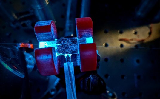 W pełni optyczna kwantowa antena radiowa – szklana komórka z rubidem zasilana laserami. Fot. Michał 