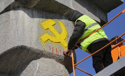 W Olsztynie aktywiści stowarzyszenia Święta Warmia pomalowali na kolor żółty sierp i młot