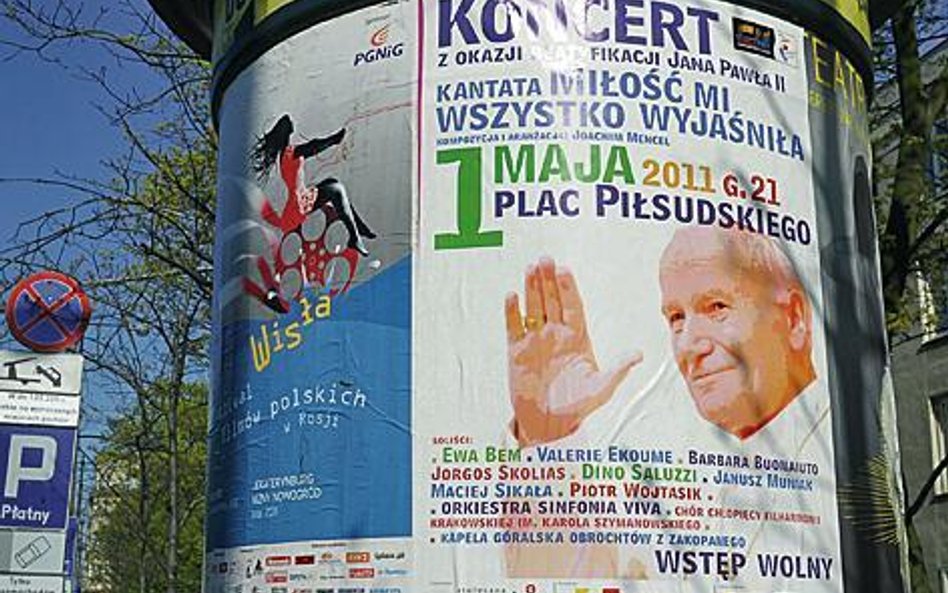 Plakaty i billboardy z Janem Pawłem II już zawisły na ulicach Warszawy