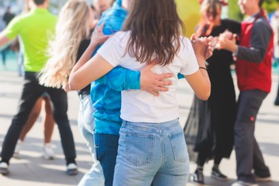 Potańcówki Międzypokoleniowe w Parku Hassów w Ursusie odbywają się w każdą lipcową i sierpniową sobo