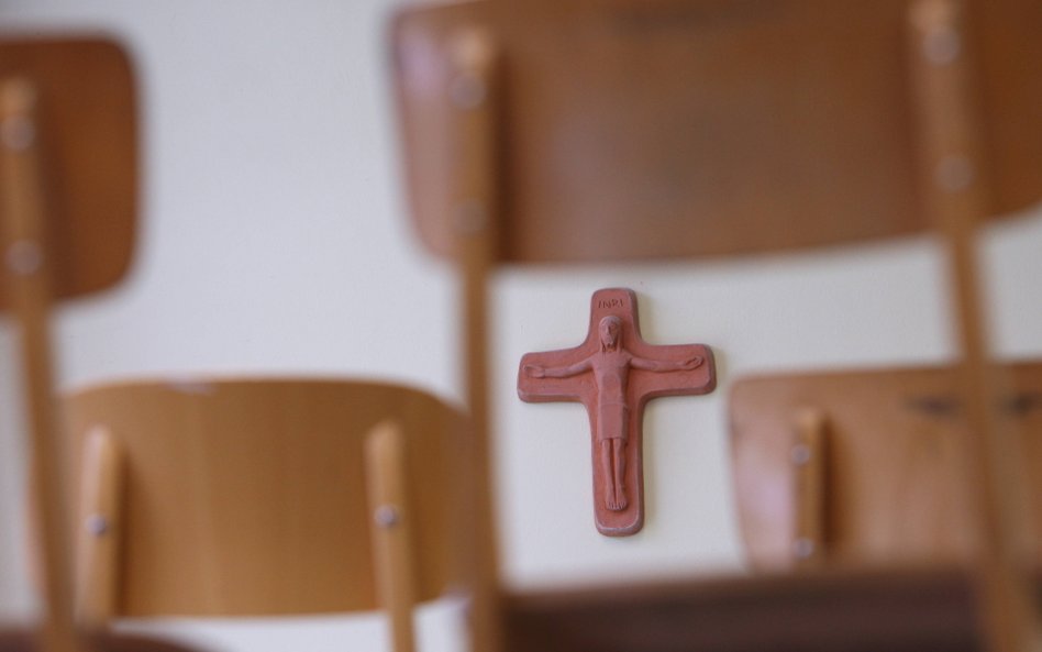 Będzie tylko jedna lekcja religii. Ministerstwo Edukacji Narodowej idzie na ustępstwa wobec Kościoła