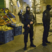 Policjanci w brukselskiej dzielnicy Molenbeek w dniu schwytania Saleha Abdeslama