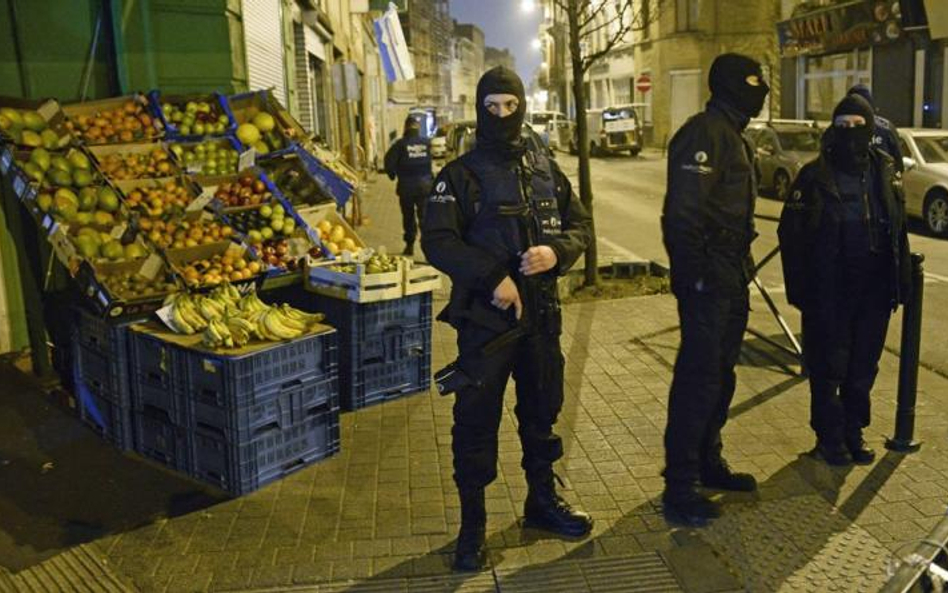 Policjanci w brukselskiej dzielnicy Molenbeek w dniu schwytania Saleha Abdeslama