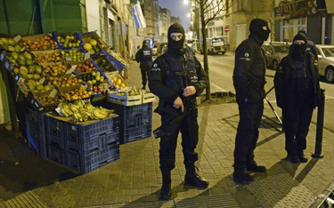 Policjanci w brukselskiej dzielnicy Molenbeek w dniu schwytania Saleha Abdeslama