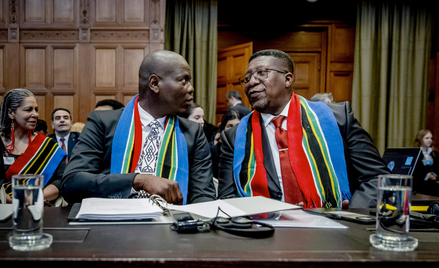 Minister sprawiedliwości RPA Ronald Lamola (z lewej) i ambasador tego kraju w Hadze Vusimuzi Madonse