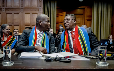 Minister sprawiedliwości RPA Ronald Lamola (z lewej) i ambasador tego kraju w Hadze Vusimuzi Madonse
