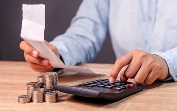 W 2024 r. przeciętne miesięczne wydatki gospodarstwa domowego na 1 osobę w województwie wynosiły 215