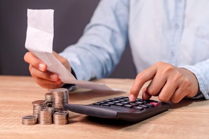 W 2024 r. przeciętne miesięczne wydatki gospodarstwa domowego na 1 osobę w województwie wynosiły 215