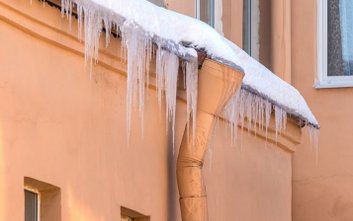 Zgodnie z obowiązującymi przepisami, zarządcy nieruchomości są zobowiązani do monitorowania stanu da