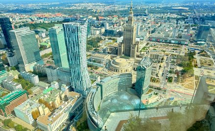 Niższy taras na 49. piętrze i widok w kierunku Pragi a centrum kadru PKiN, taki dziwnie mały