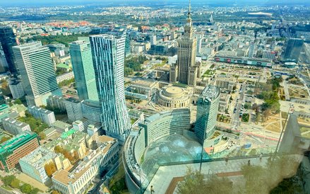 Niższy taras na 49. piętrze i widok w kierunku Pragi