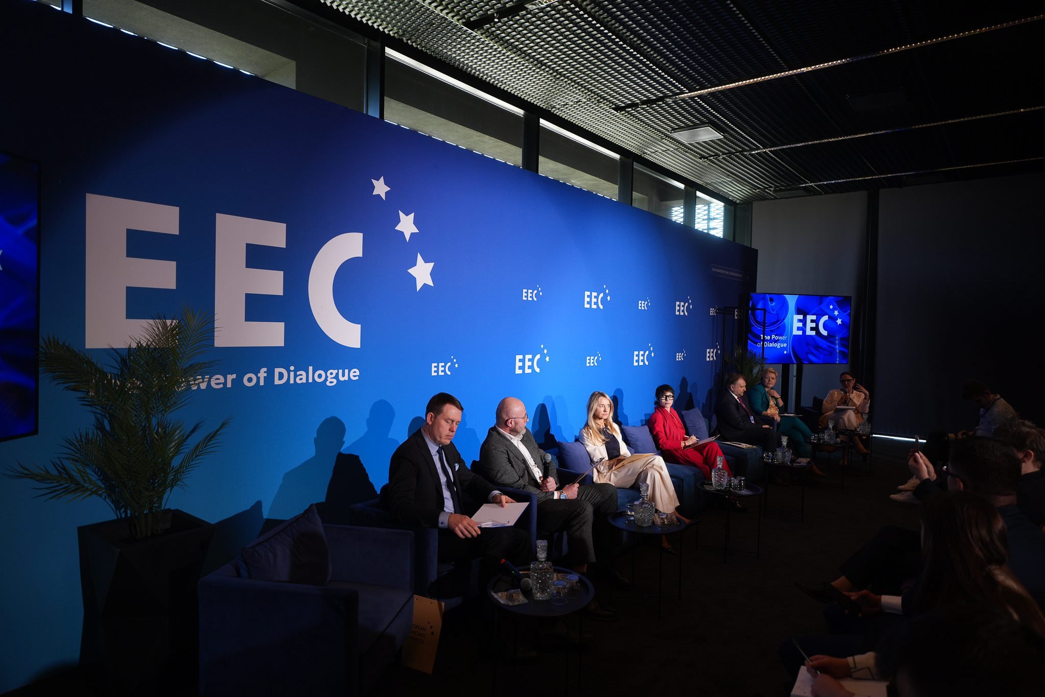 Współpracować z tymi, którzy inwestują za granicą, przekonywać tych, którzy mają potencjał