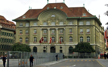 Szwajcarski bank centralny w mocnych kleszczach