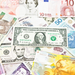 Waluty: euro umacnia się do dolara, złoty korzysta